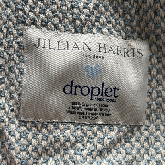 Droplet home goods x Jillian Harris 100% Organic Cotton throw Blanket - Picture 4 of 6